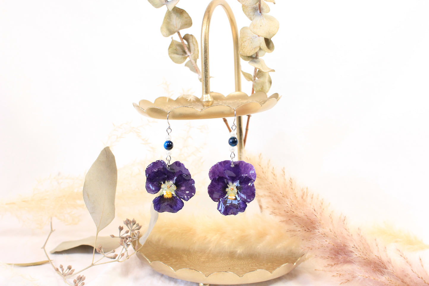 Crochets avec billes et pensées indigos