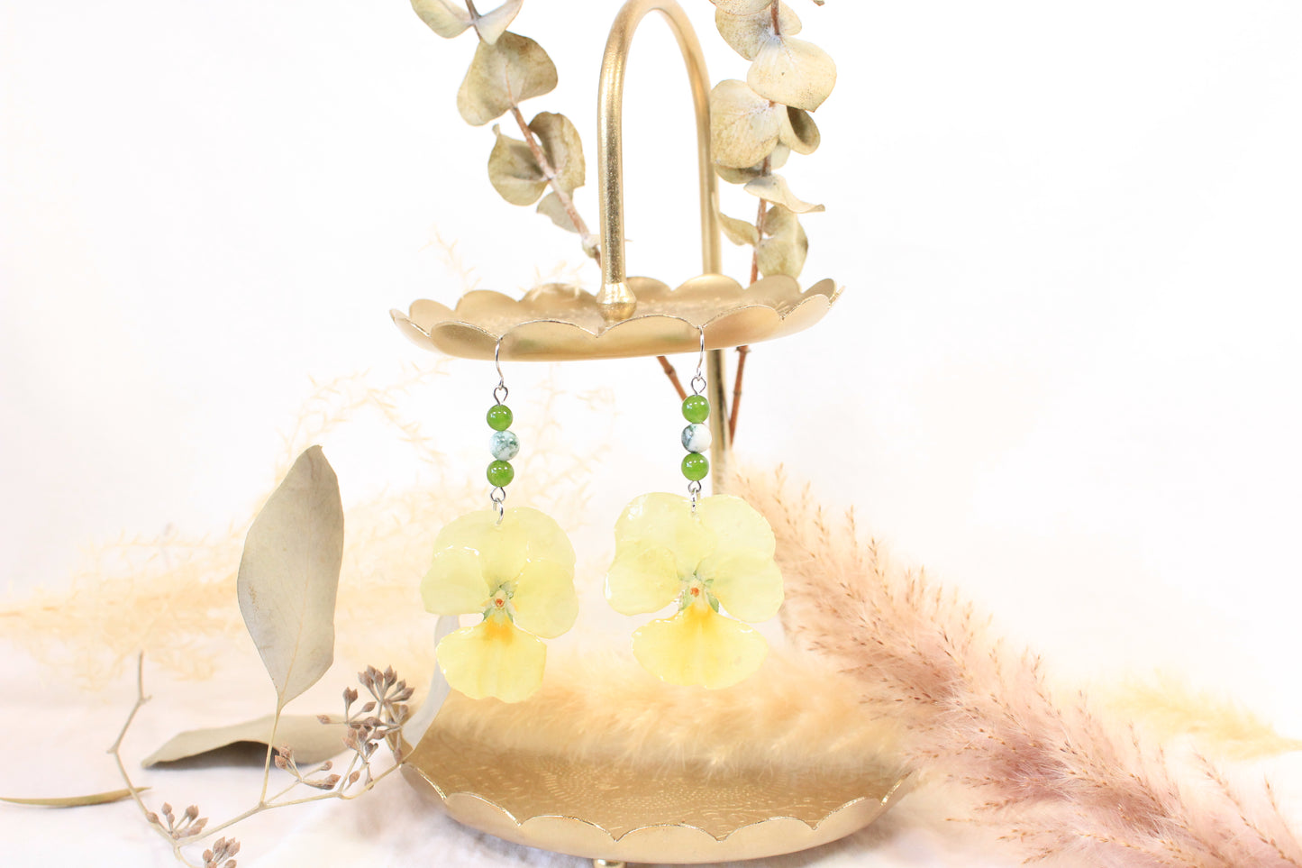 Crochets avec billets et pensées jaunes