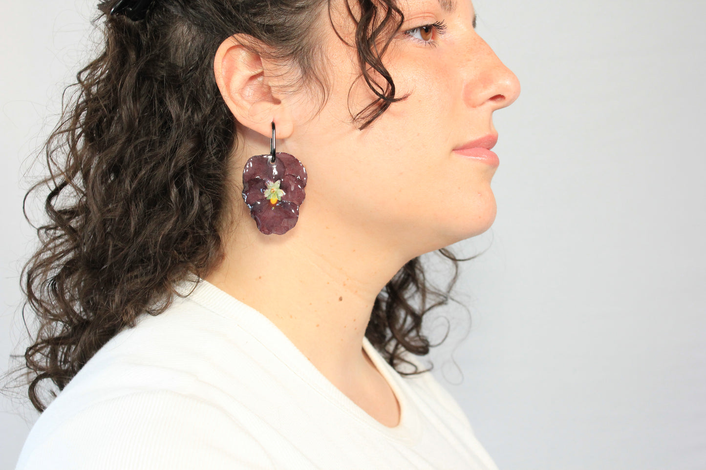 Créoles noires avec pensées bourgognes