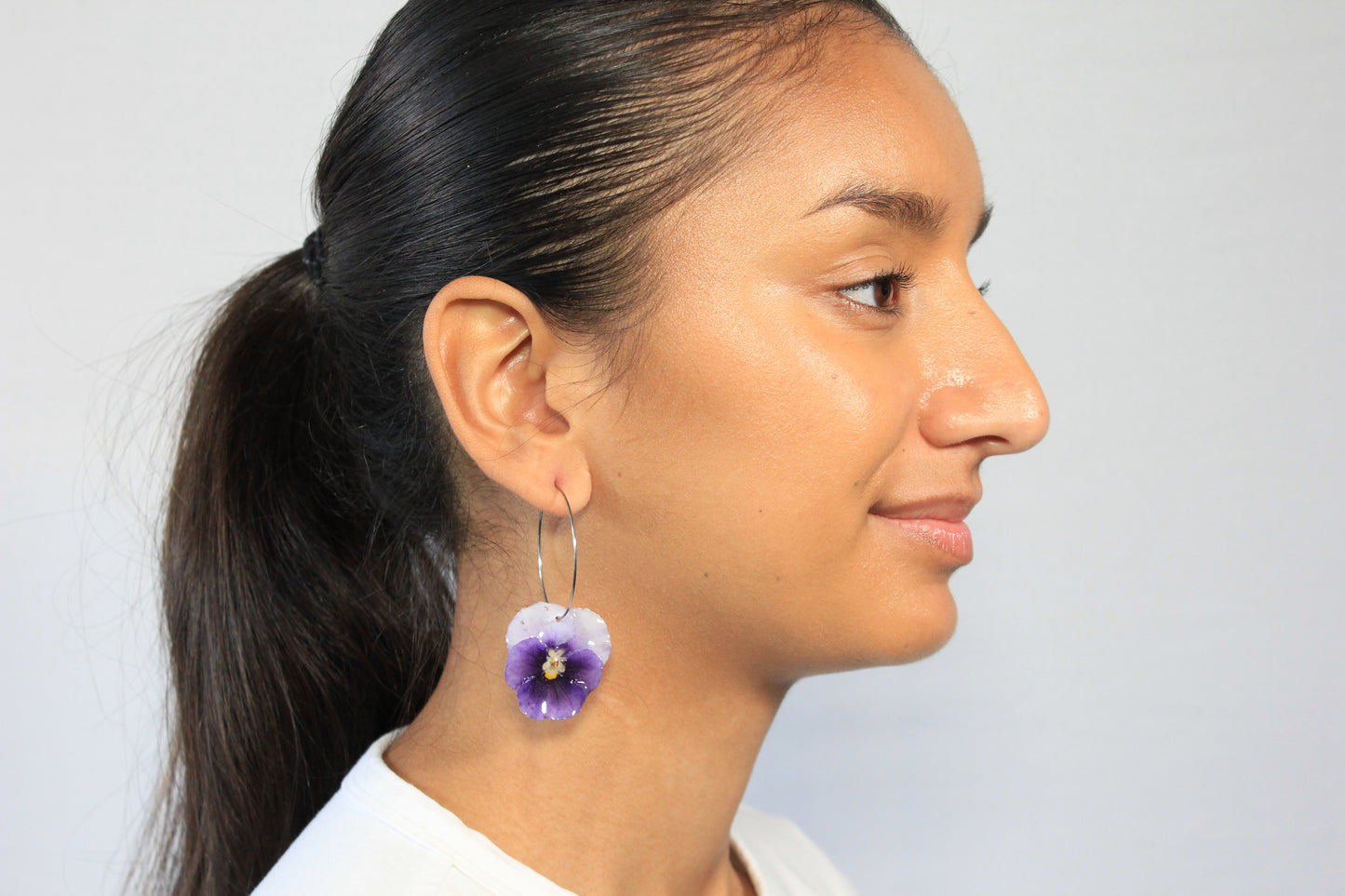 Anneaux avec pensées blanches et indigos