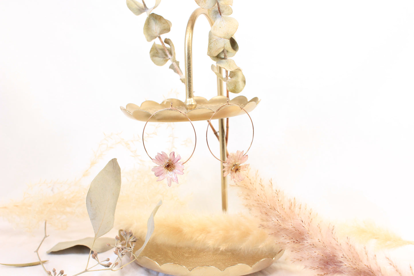 Anneaux roses avec asters