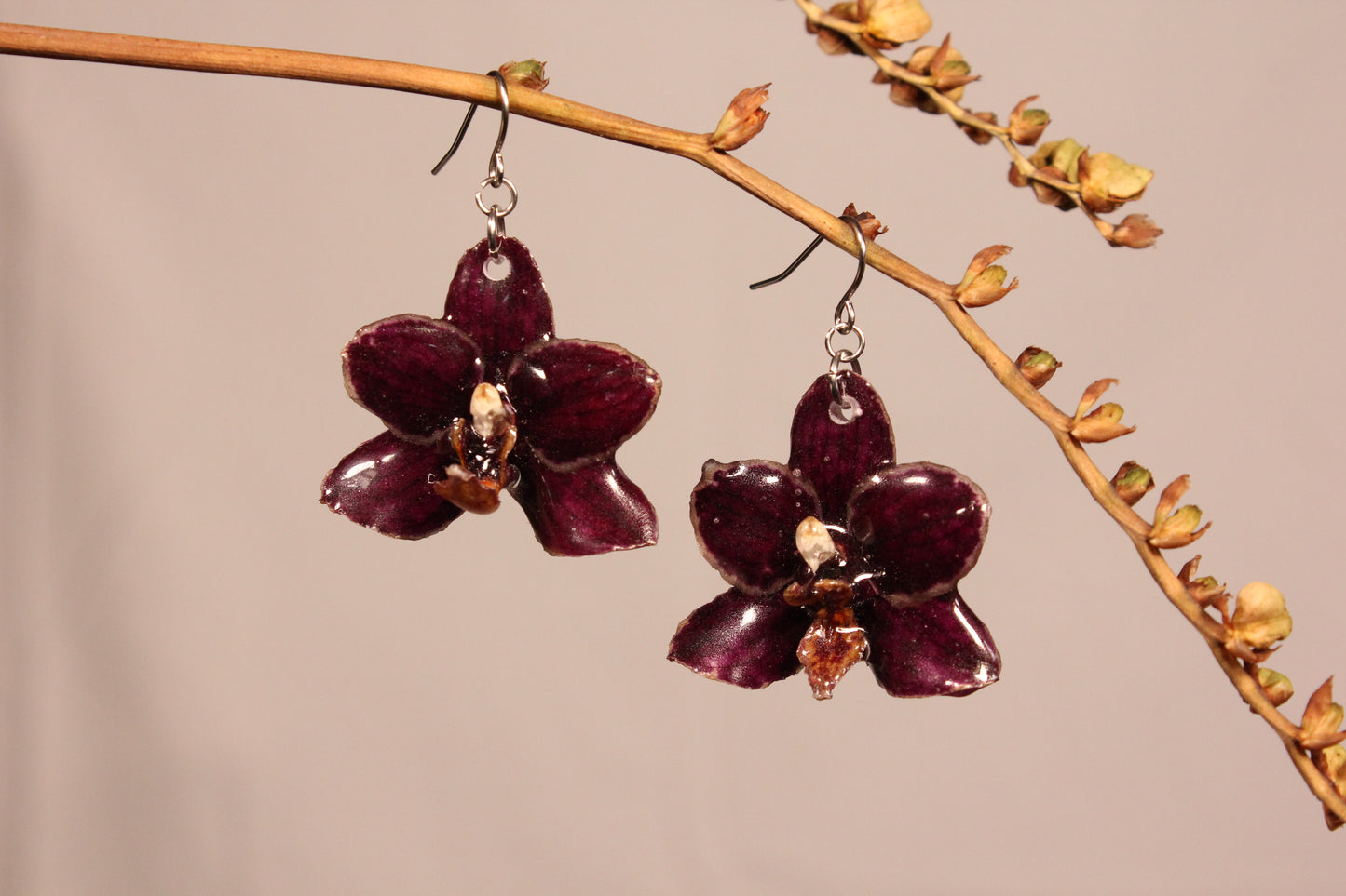 Crochets avec orchidées bourgognes