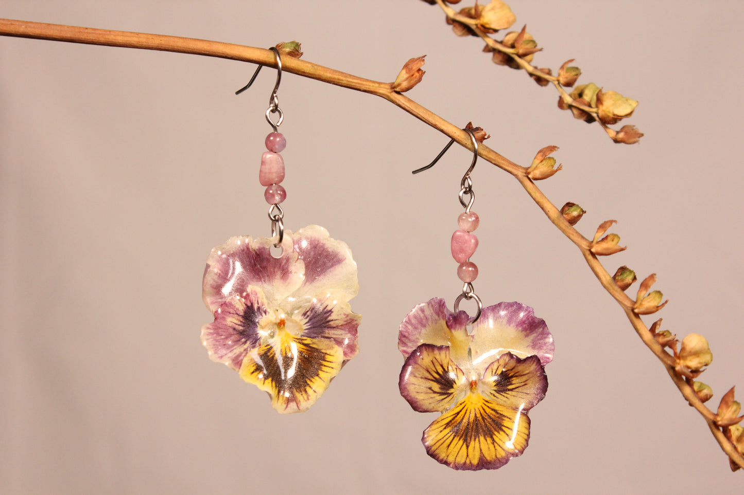 Crochets avec billes et pensées jaunes violettes