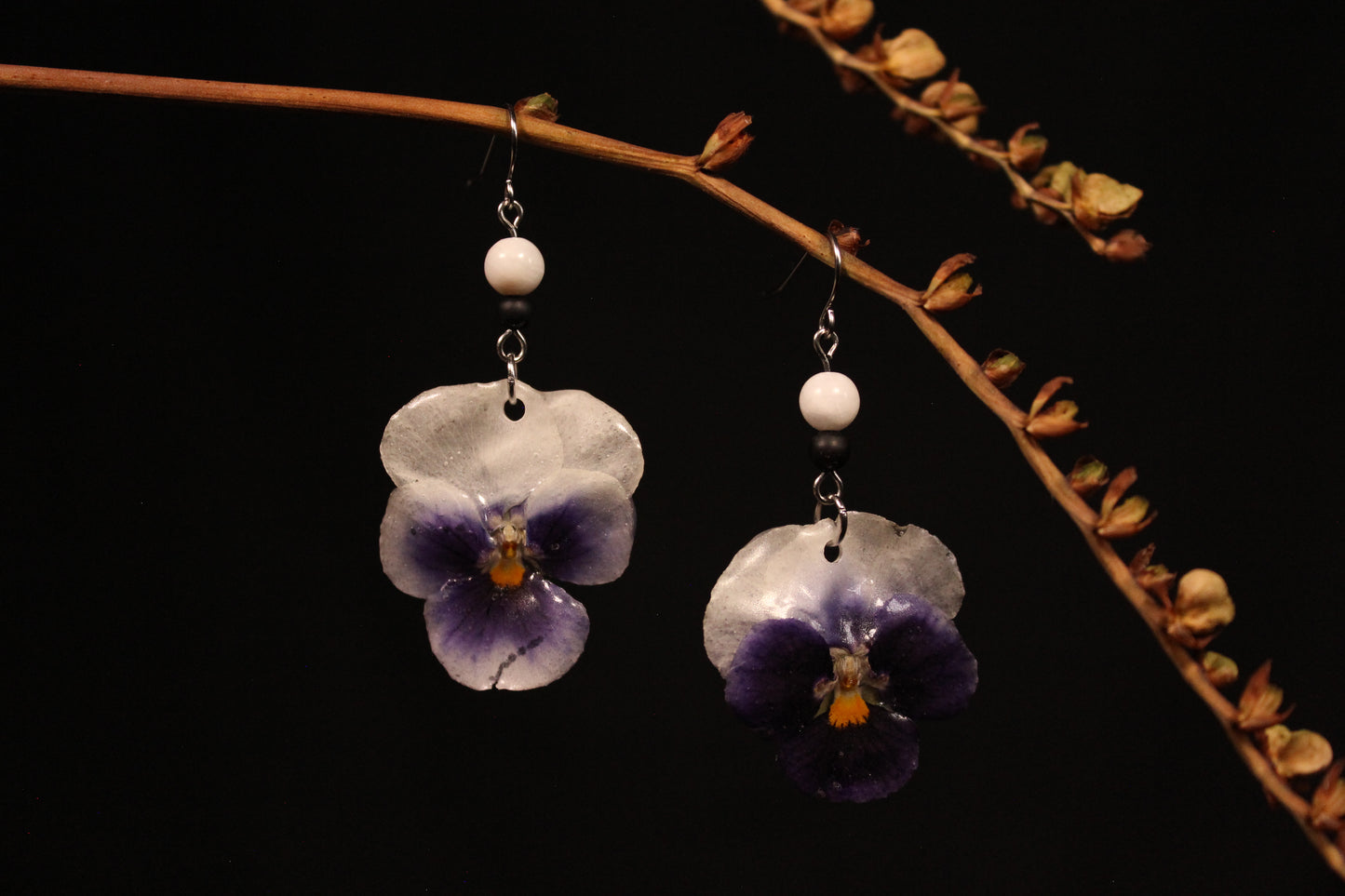 Crochets avec billes et pensées blanches et indigos