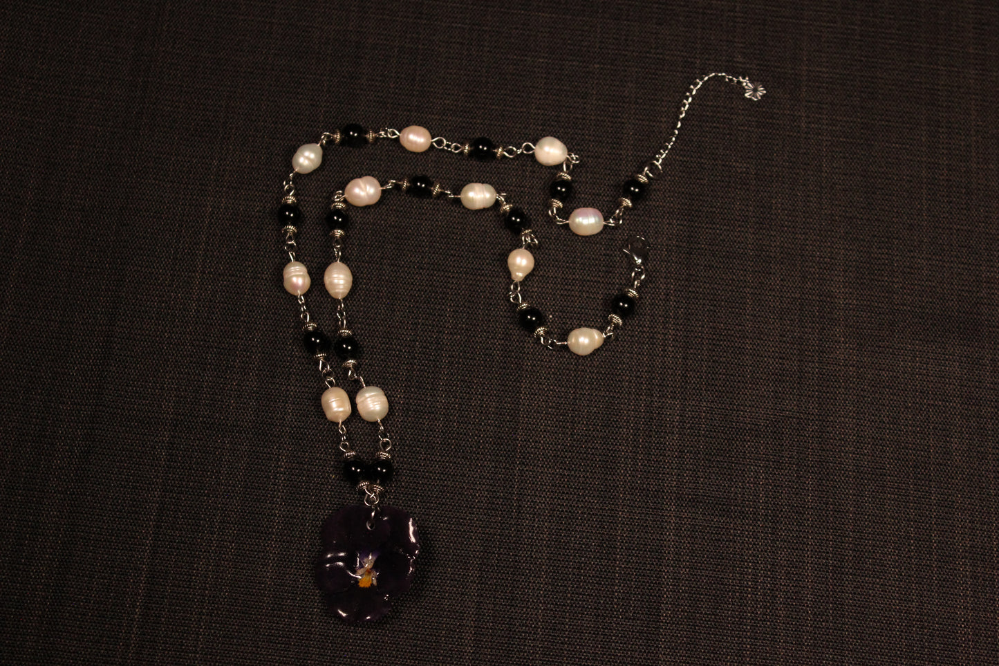 Collier à billes pensée indigo