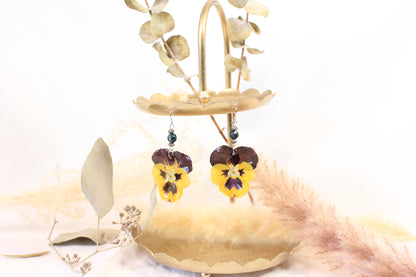 Crochets avec billes et pensées jaunes et marrons