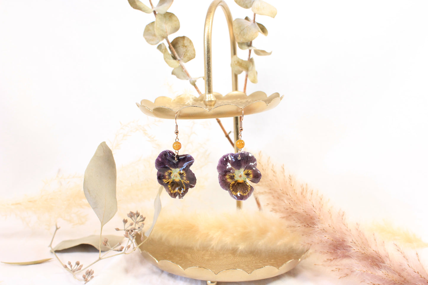 Crochets roses avec billes et pensées indigos et jaunes