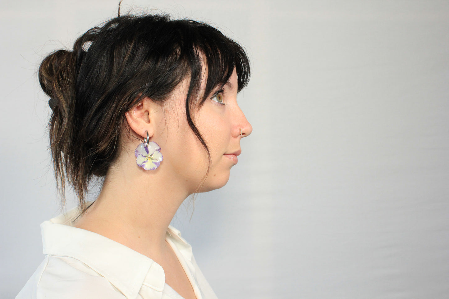 Créoles avec pensées blanches et violettes