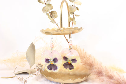 Crochets avec billes et pensées roses et indogos