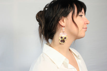 Crochets avec billes et pensées roses et indogos