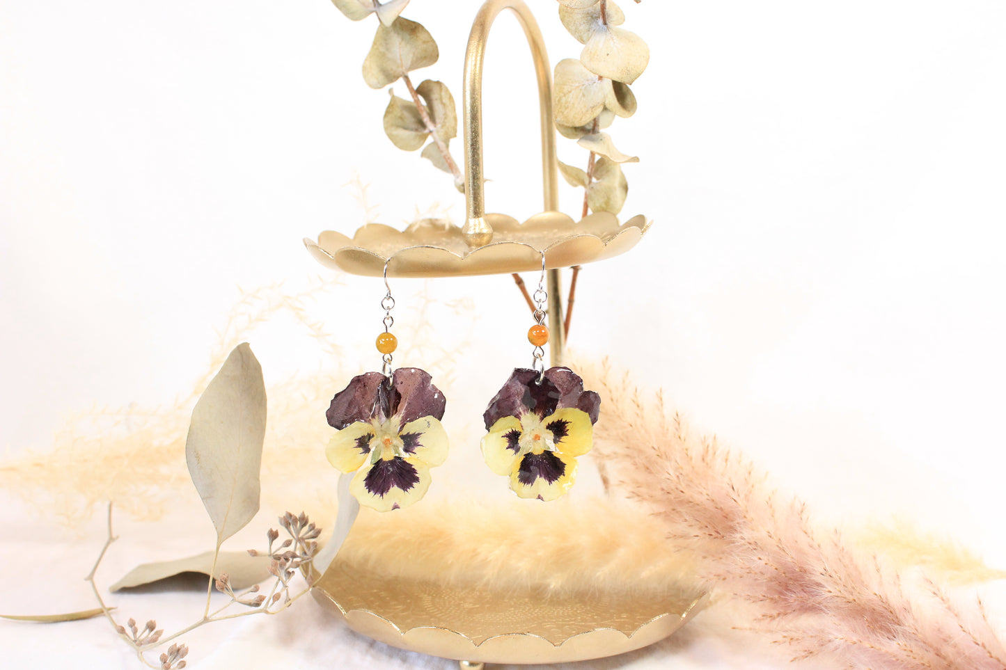 Crochets avec billes et pensées marrons et jaunes