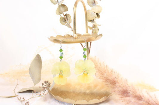 Crochets avec billets et pensées jaunes