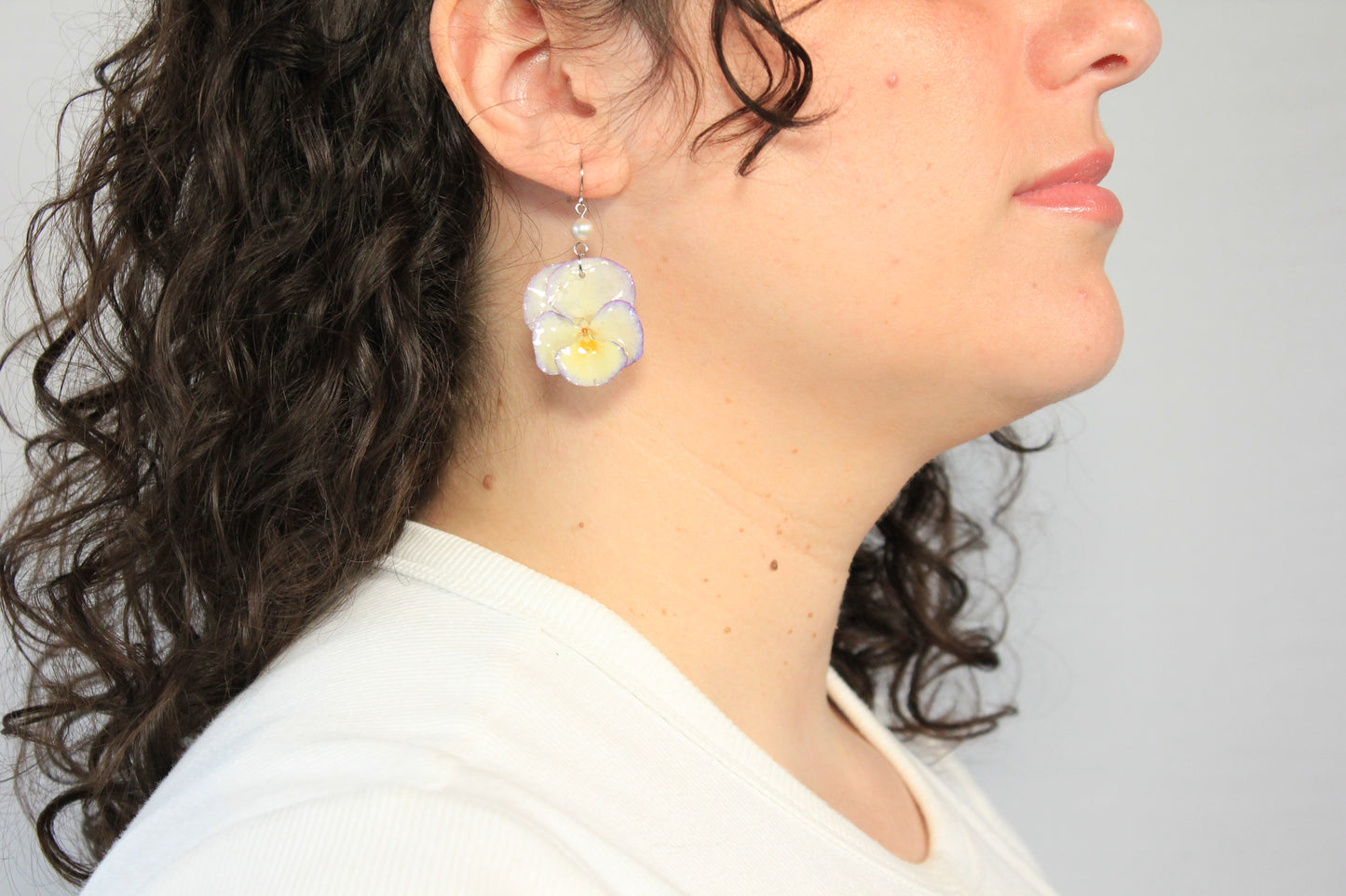 Crochets avec perles et pensées jaunes et lilas