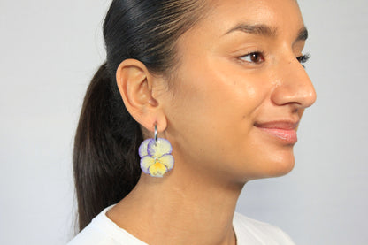 Créoles avec pensées jaunes et lilas