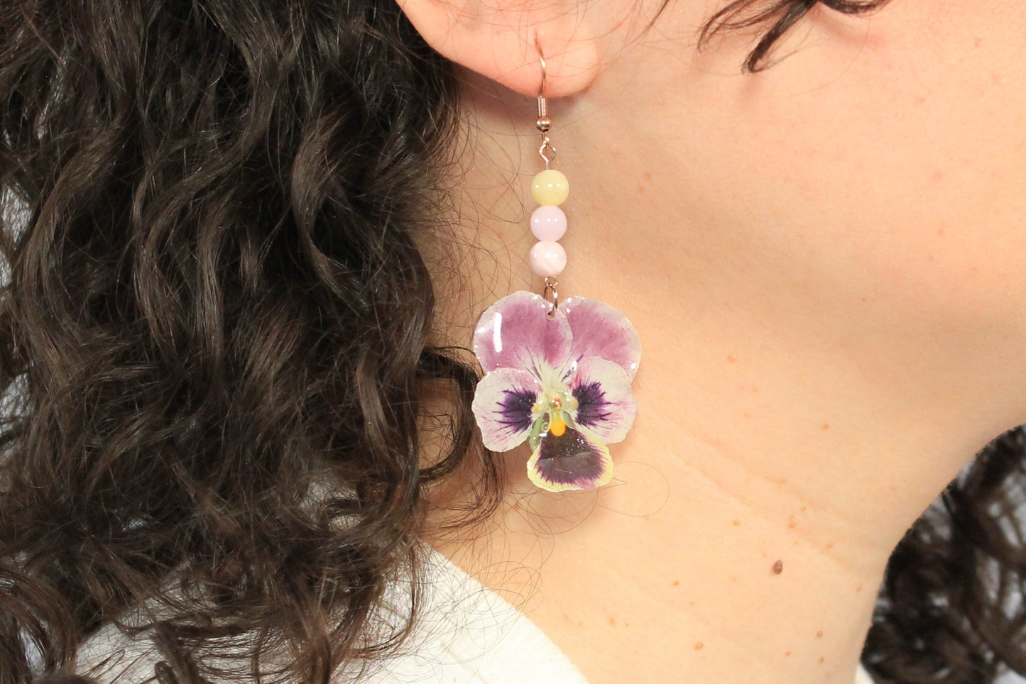 Crochets roses avec billes et pensées roses et indigos