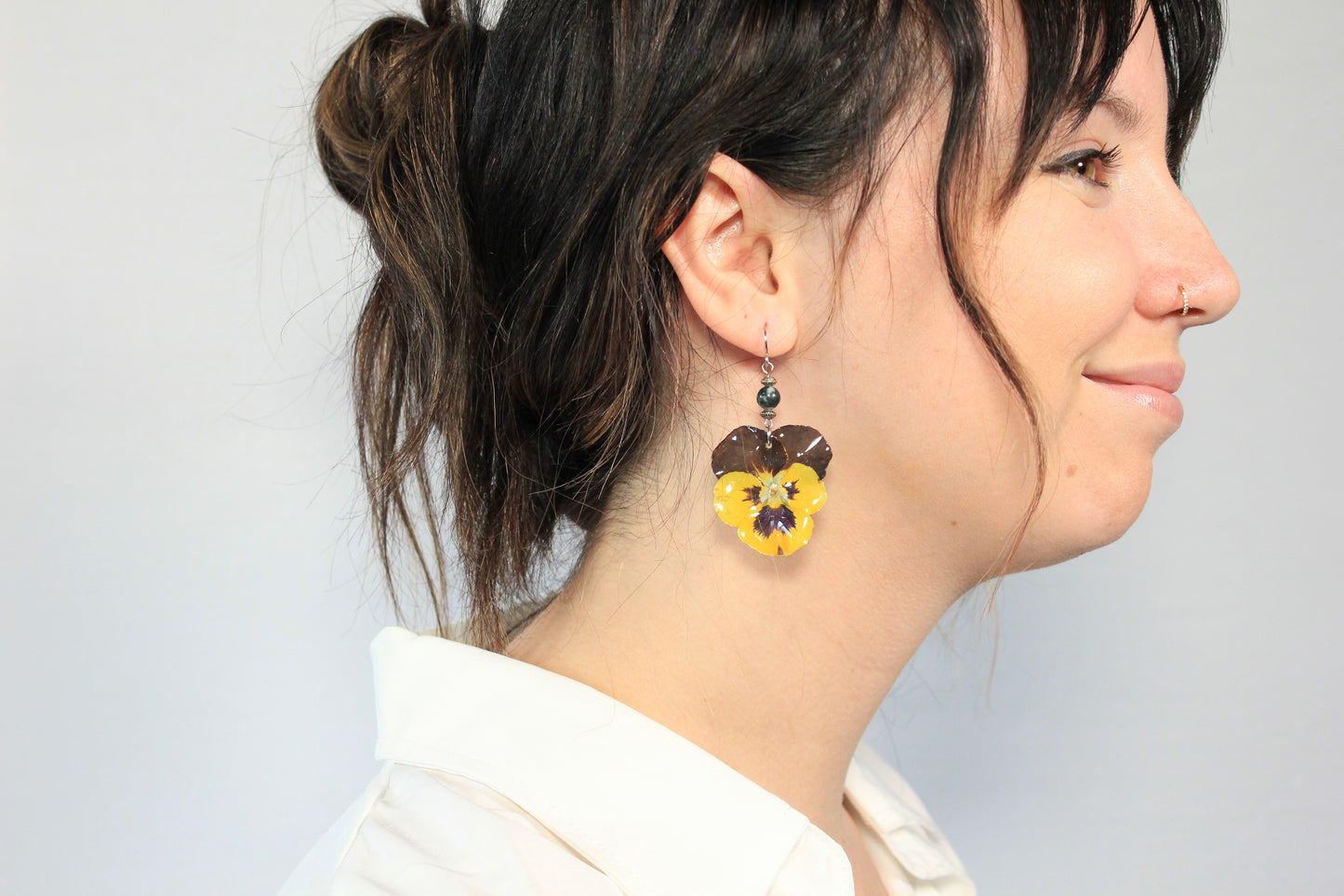 Crochets avec billes et pensées jaunes et marrons