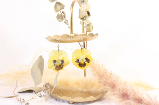 Crochets avec penséees jaunes et brunes