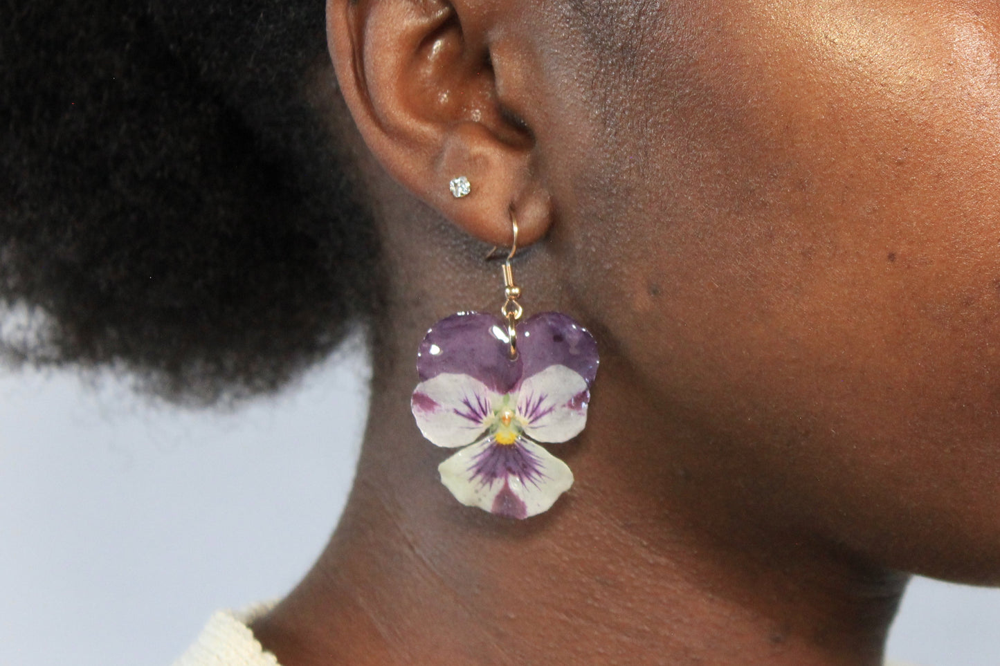 Crochets avec pensées violettes et blanches