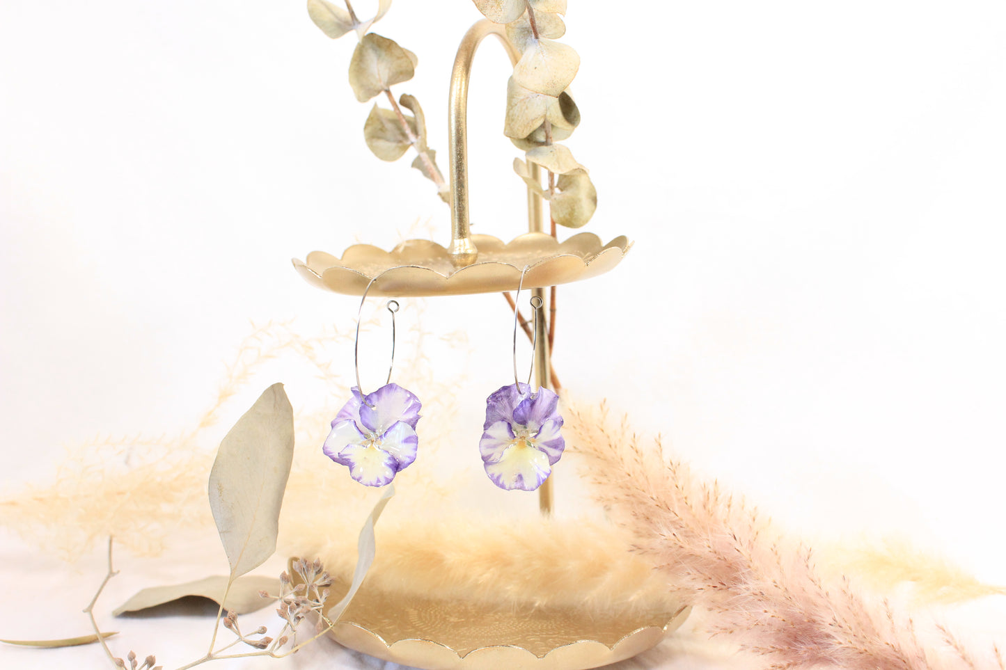 Anneaux avec pensées blanches et violettes