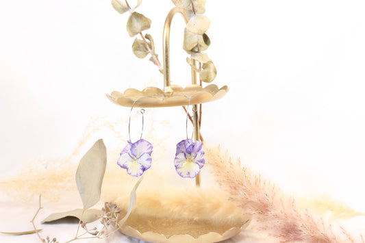 Anneaux avec pensées blanches et violettes