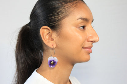 Anneaux avec pensées blanches et indigos