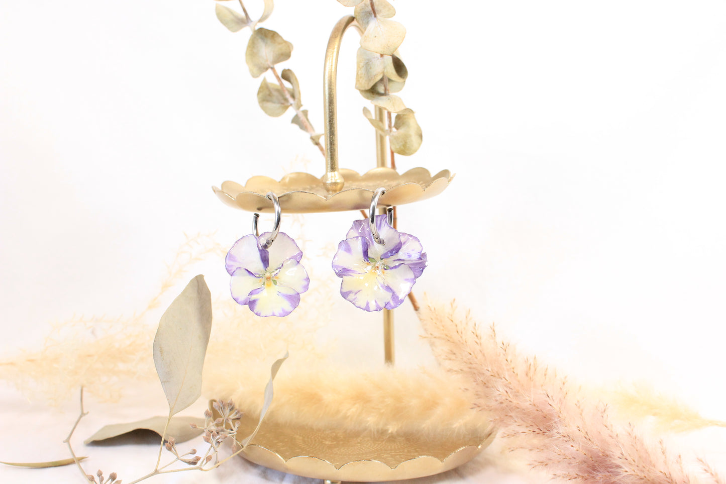 Créoles avec pensées blanches et violettes