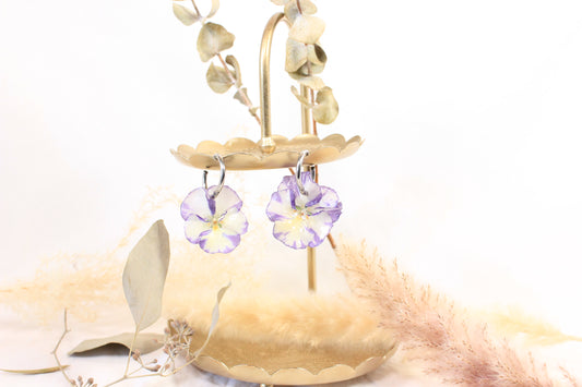 Créoles avec pensées blanches et violettes