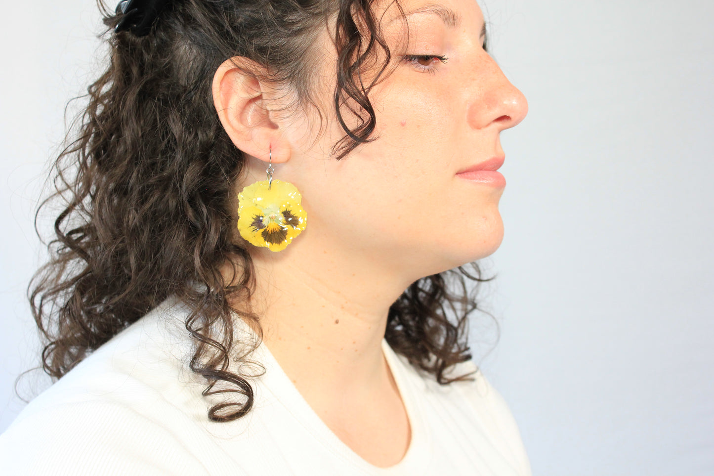 Crochets avec penséees jaunes et brunes