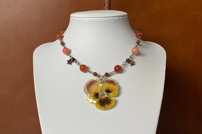 Collier à billes avec pensée jaune et mauve