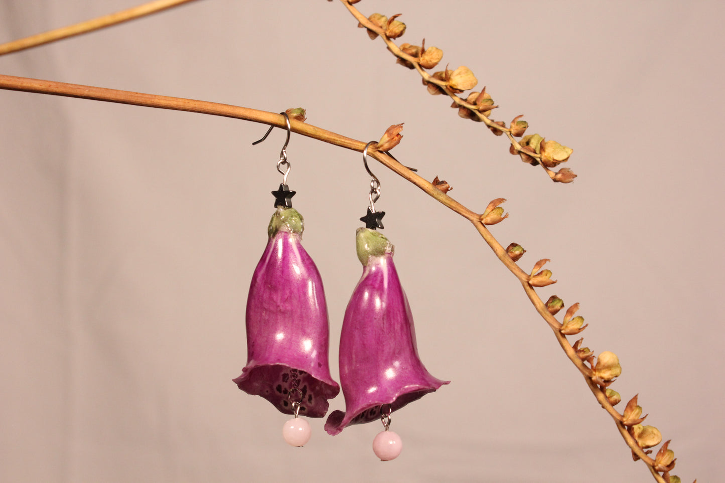 Crochets avec billes et digitales mauves