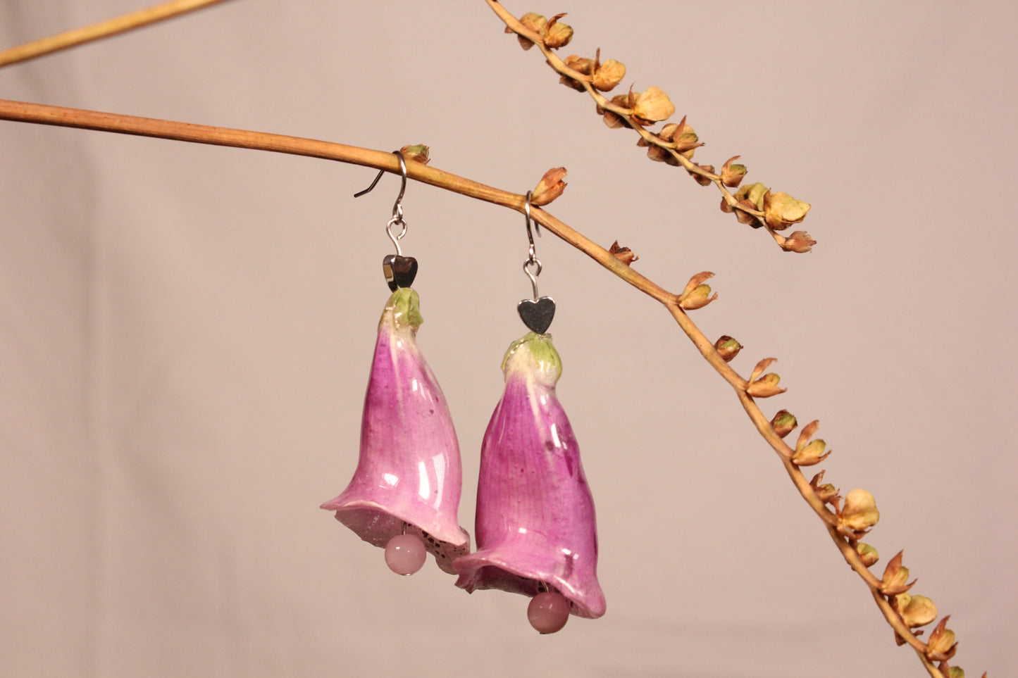 Crochets avec billes et digitales roses