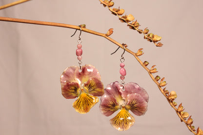 Crochets avec billes et pensées roses et jaunes