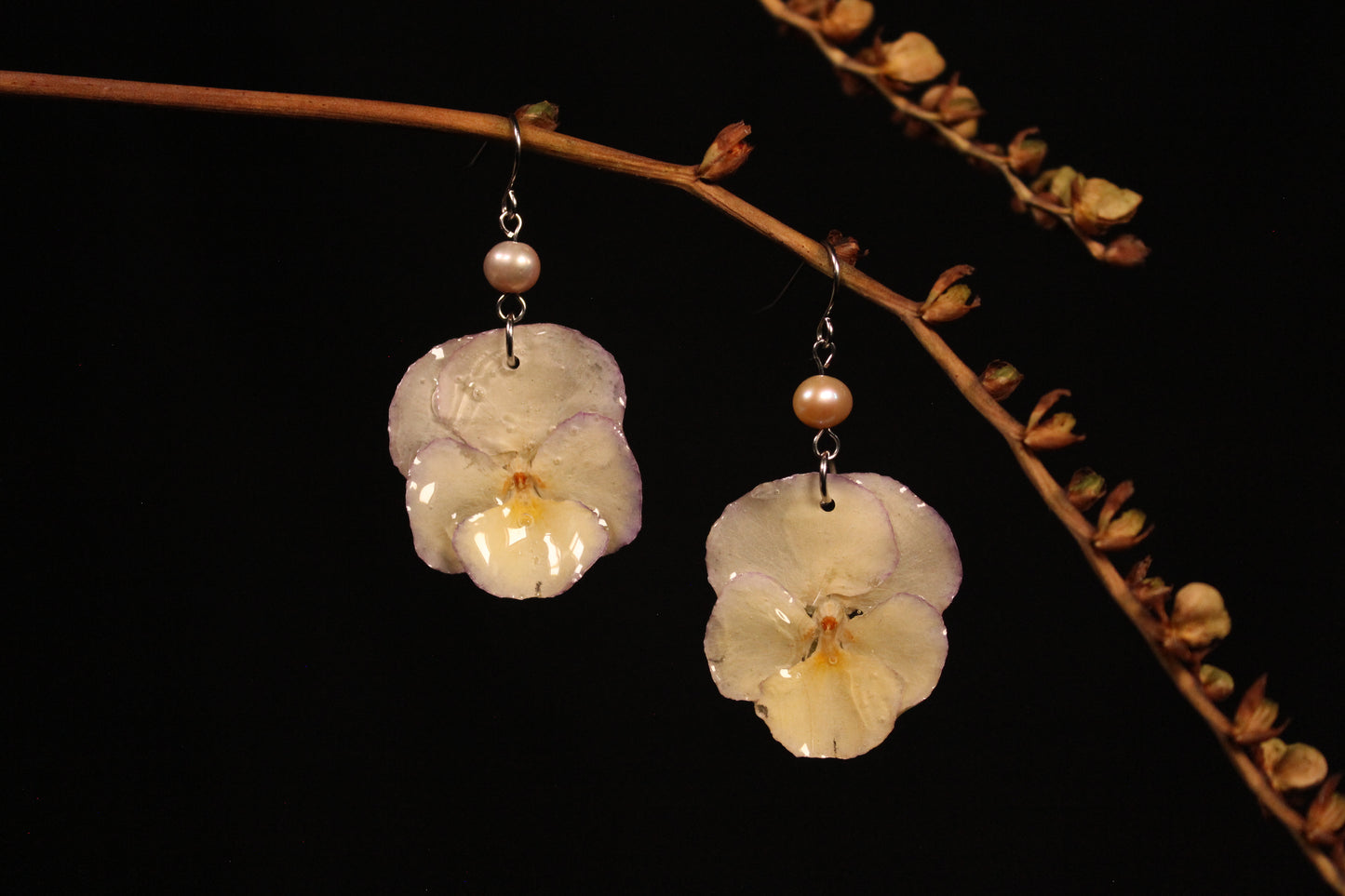 Crochets avec perles et pensées jaunes et lilas