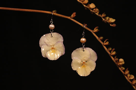 Crochets avec perles et pensées jaunes et lilas