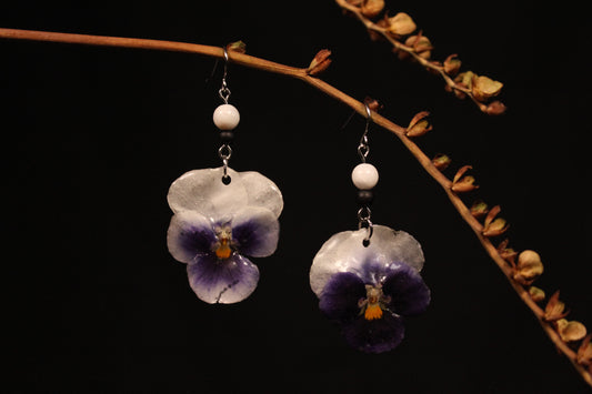 Crochets avec billes et pensées blanches et indigos