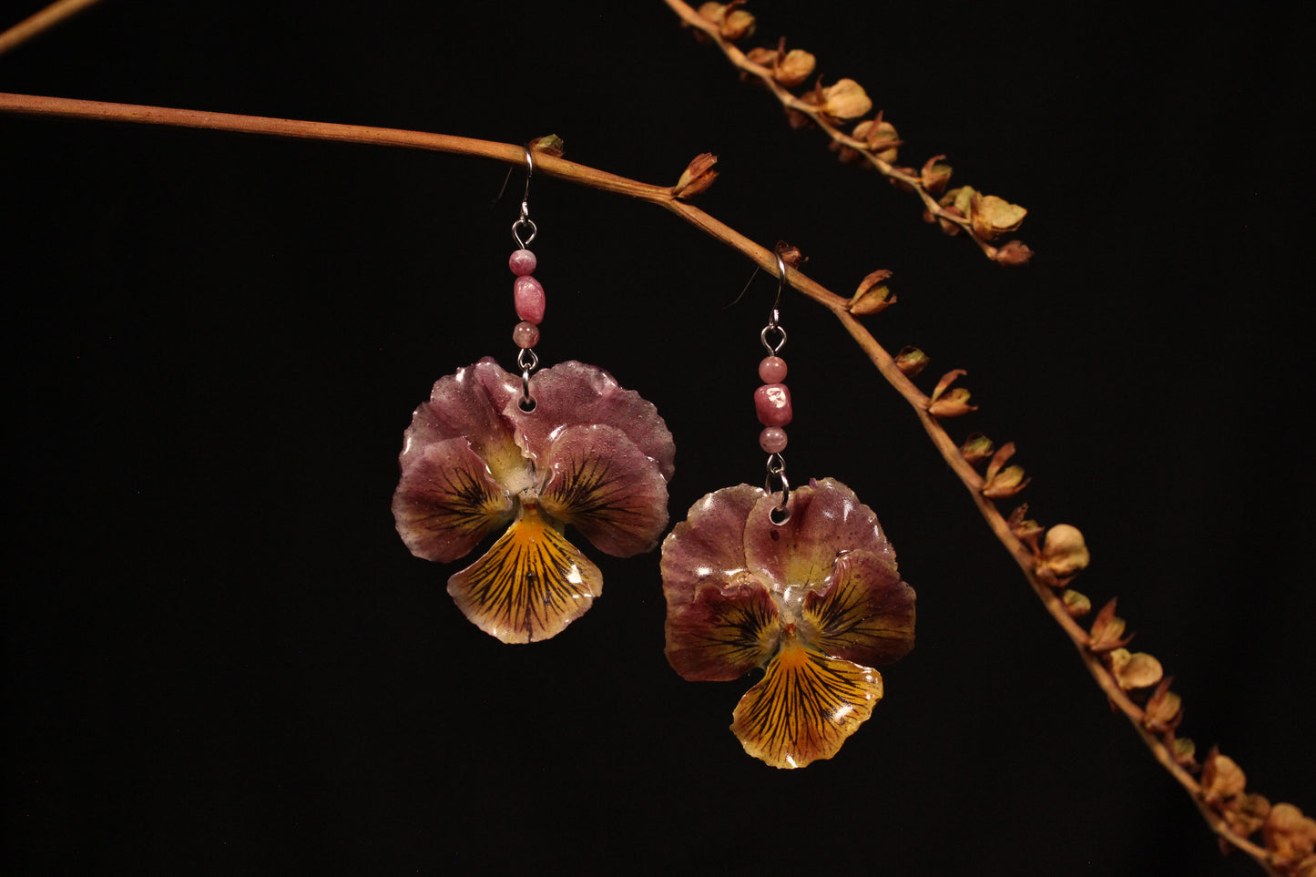 Crochets avec billes et pensées roses et jaunes