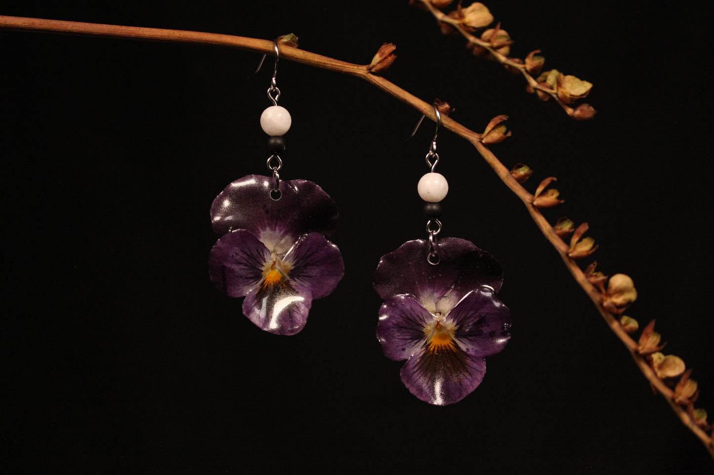 Crochets avec billes et pensées mauves