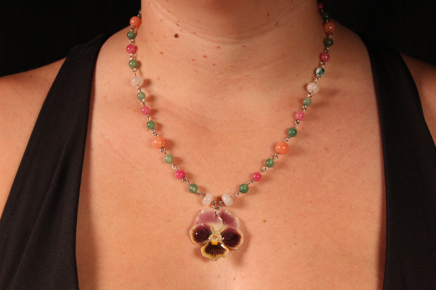 Collier à billes avec pensée tricolore