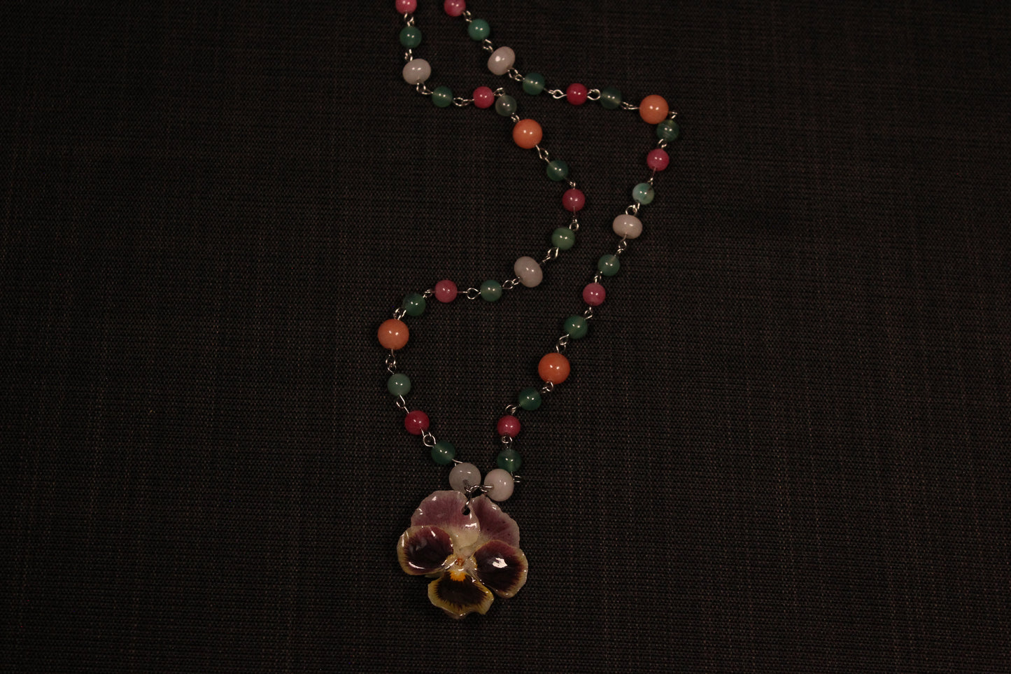 Collier à billes avec pensée tricolore